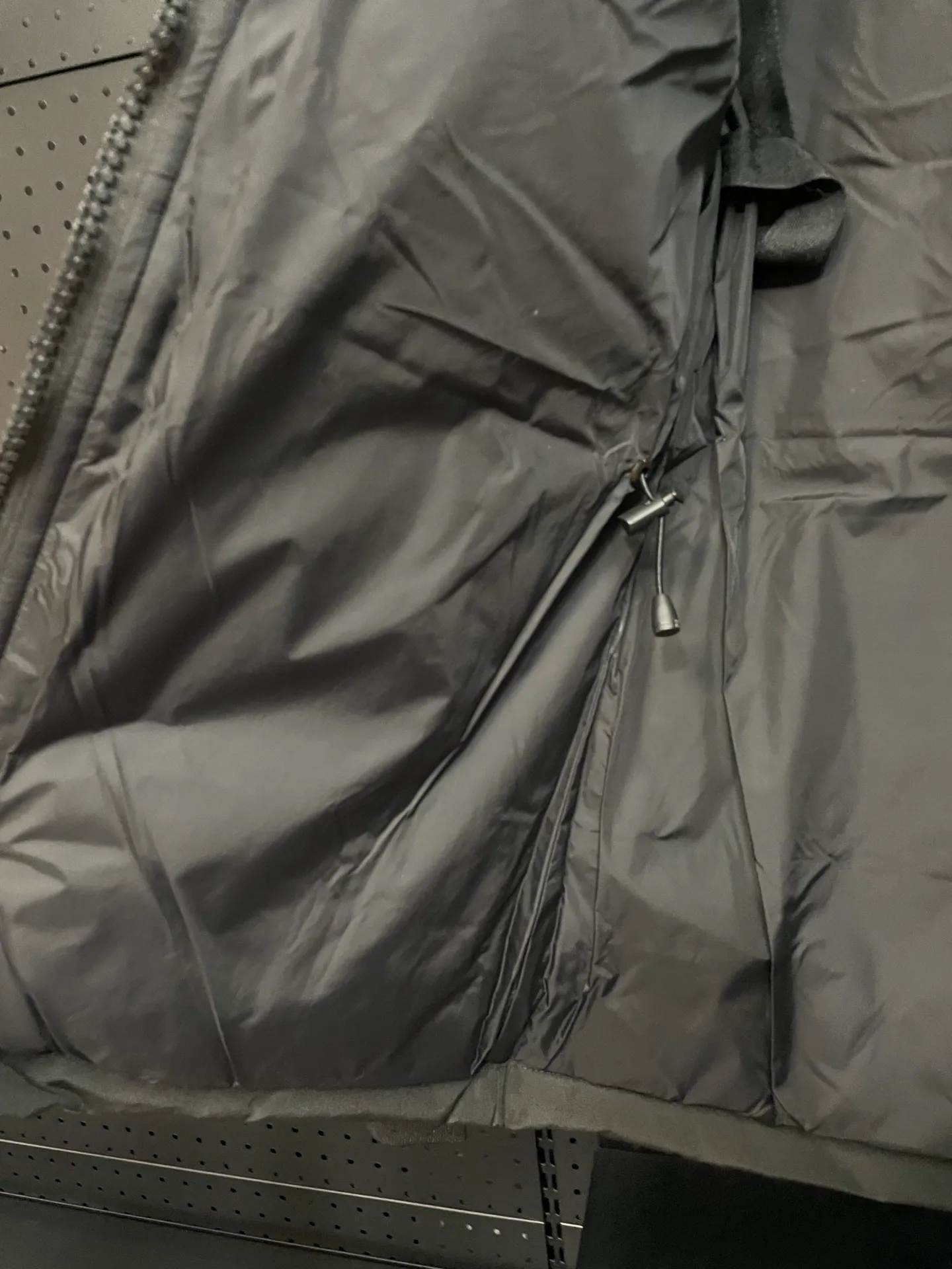 P880 black Canadian CANADA GOOES 04 model/women's model. The Arctic and Antarctic scientific expedition teams and others choose Canada Goose as their cold-proof equipment. They are the Rolls-Royce of down jackets.  ➖ Industry-leading anti-counterfeiting chip sensing.  ➖ Imported Behringer embroidery machines and customized embroidery labels, the highest level and industry leading.  ➖ Imported Korean 21-count polyester-cotton blended original fabric, TC85 waterproof coated fabric, water-repellent, windproof and wear-resistant.  ➖ The new national standard 80 white duck down is filled with an average of 520 grams of down. The amount of down filled is industry-leading.  ➖ 100% nylon lining with double double-layer sealing design to prevent velvet running, and seamless thread design on the cuffs!  ➖ Western Canadian Green Wolf Collar.  ➖ Yoshida YKK provides original factory-customized electroplated sliders. YKK two-way lockable zippers are tight and smooth and do not peel off paint.  ➖ 3M composite Velcro is durable and the accessories and hardware are all custom-made. Only for the purest goose, the most dedicated, the most professional, the highest quality, the highest cost performance!    SIZE:XS-XXL